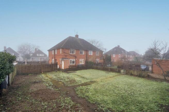 2-bed flat on Ray Park Avenue, Maidenhead, £295,000