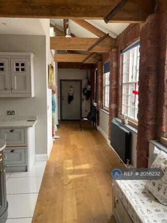 2 bed Penthouse to rent Image 5