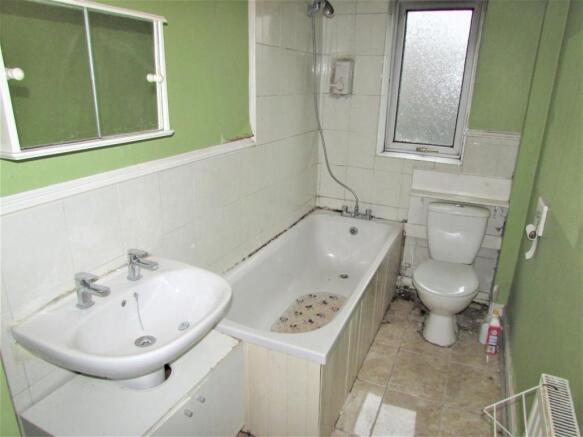WrigleyHdCres49bath.JPG