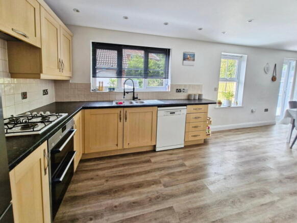 4 bed Detached for sale Image 11