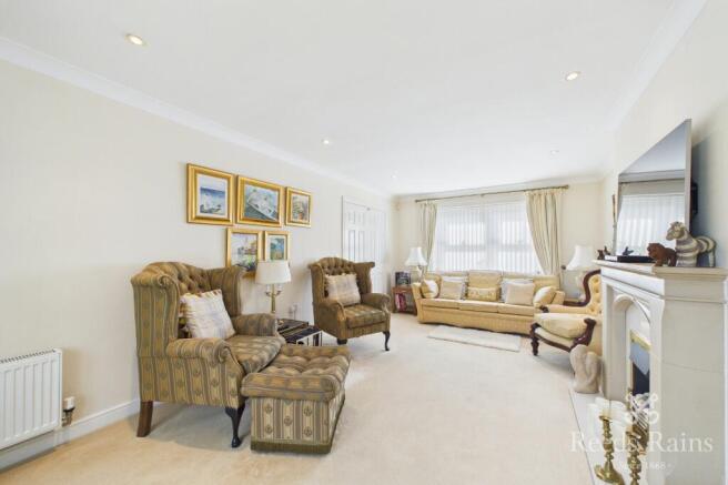 5 bed Detached for sale Image 4