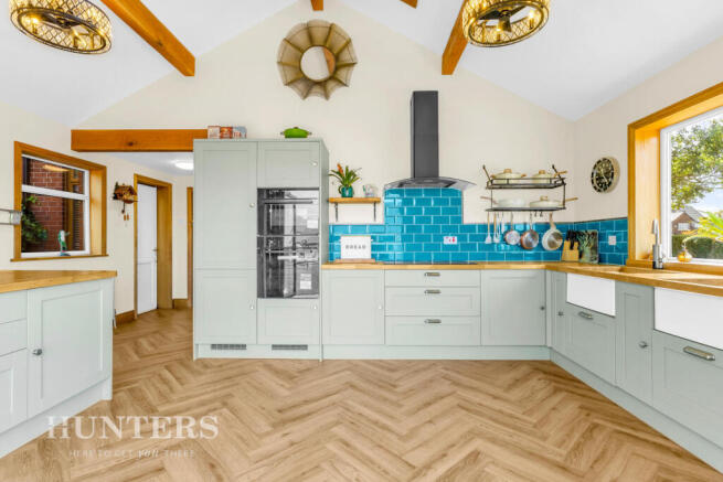 5 bed Semi-Detached for sale Image 11