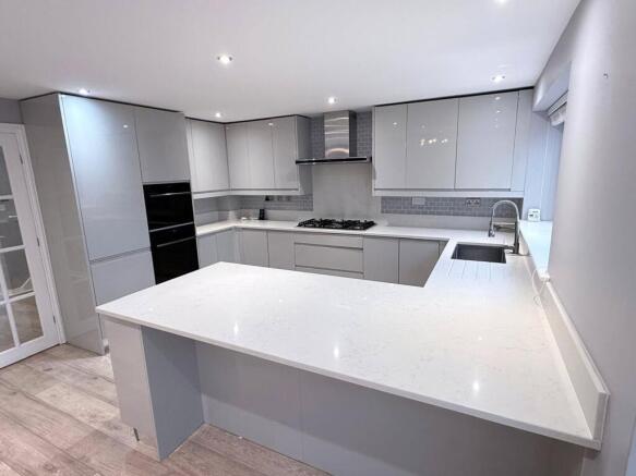 4 bed Detached to rent Image 7