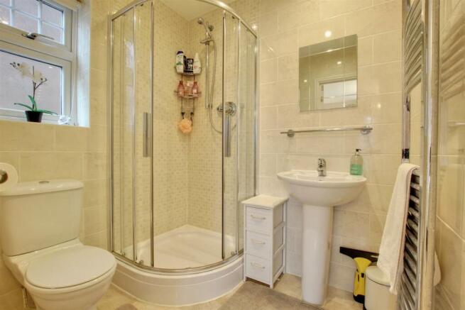 EN-SUITE SHOWER ROOM