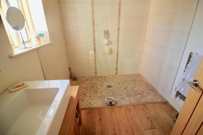 MASTER EN-SUITE
