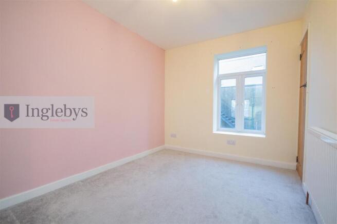 2 bed Terraced to rent Image 6