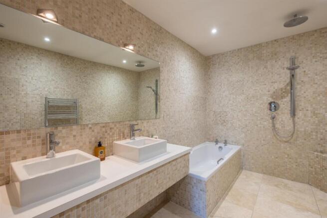 4 bed House for sale Image 11