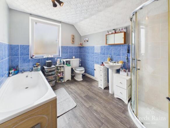 4 bed Detached for sale Image 12