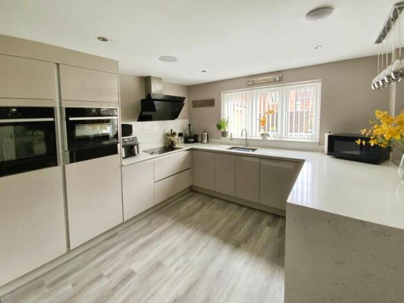 4 bed Detached for sale Image 4