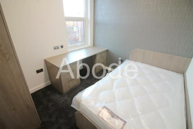 4 bed House to rent Image 8