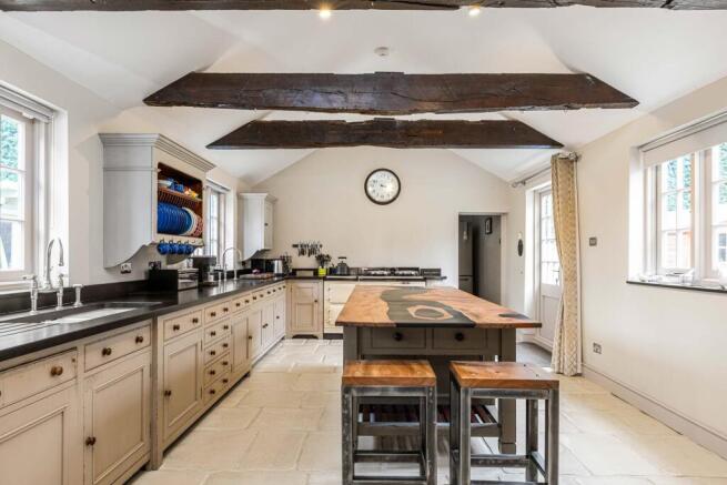 Newnham Road, Hook, RG27 photo 4