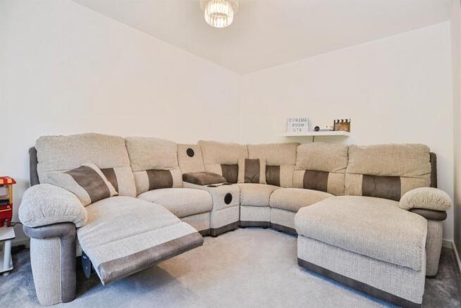 4 bed Detached for sale Image 9