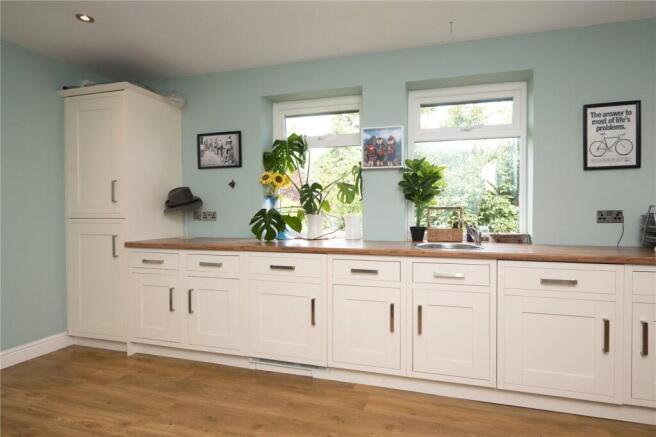 5 bed Detached for sale Image 9