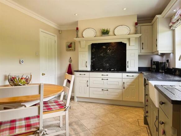 3 bed Detached Bungalow for sale Image 11