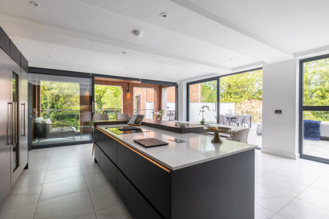 5 bed Detached for sale Image 8
