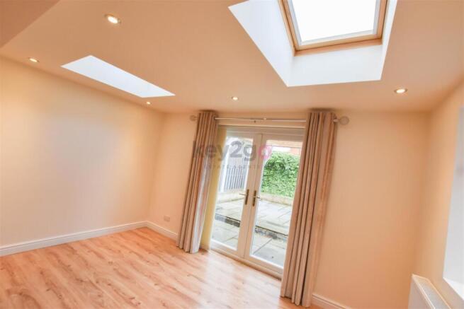 3 bed Terraced to rent Image 8