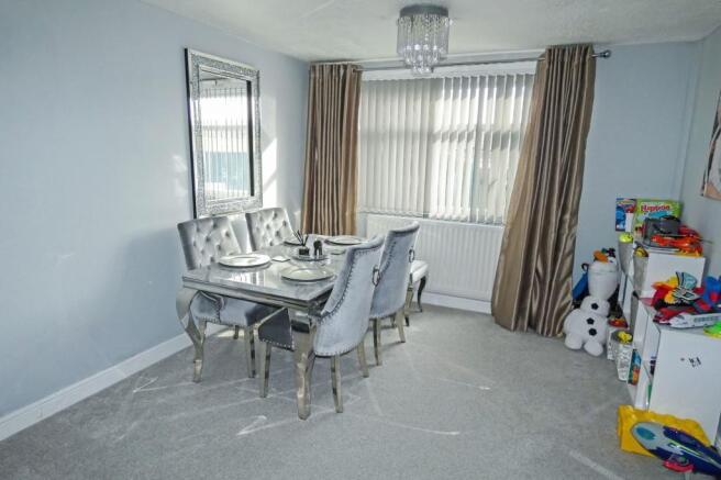 2 bed Terraced to rent Image 4