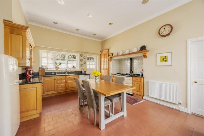 5 bed Detached for sale Image 5