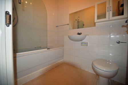 41 Kelvin Gate bathroom.JPG