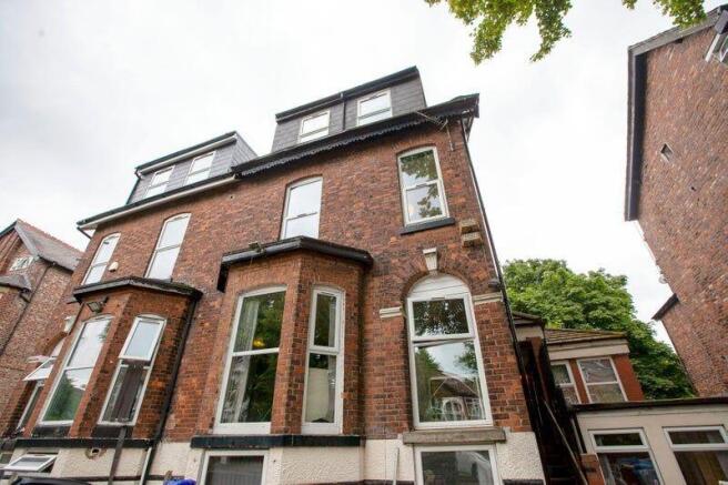 Attractive red-brick period house with bay wind...