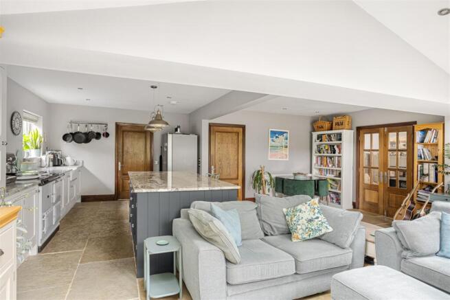 4 bed Detached for sale Image 12