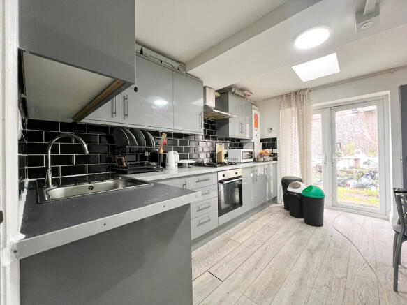 5 bed Apartment for sale Image 4