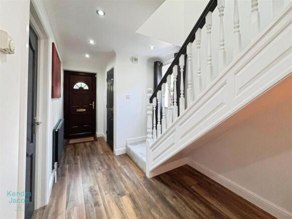 4 bed Detached for sale Image 11