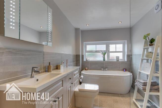 FAMILY BATHROOM: