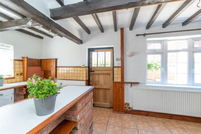 KITCHEN/DINING