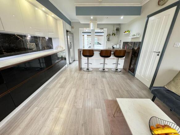 6 bed House for sale Image 12