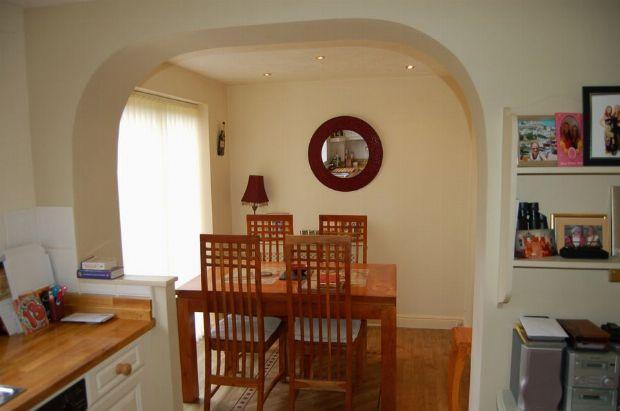 KITCHEN/BREAKFAST AREA
