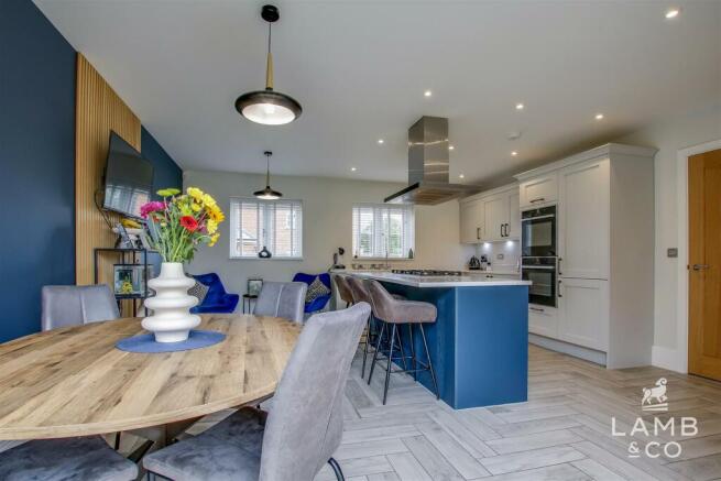 KITCHEN/FAMILY ROOM