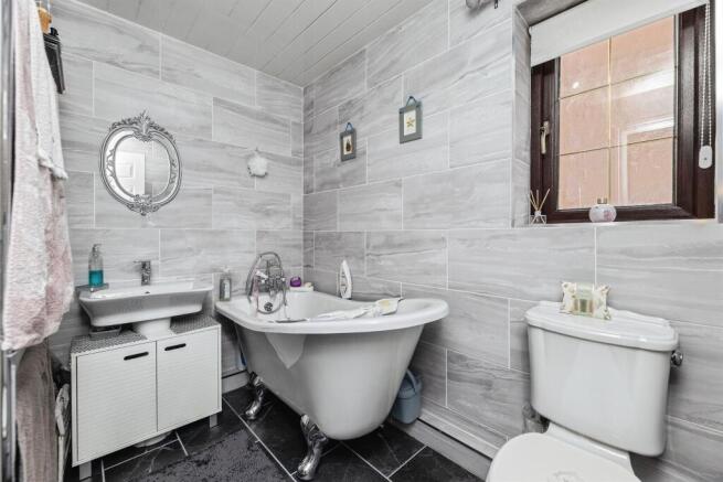 4 bed Detached for sale Image 6