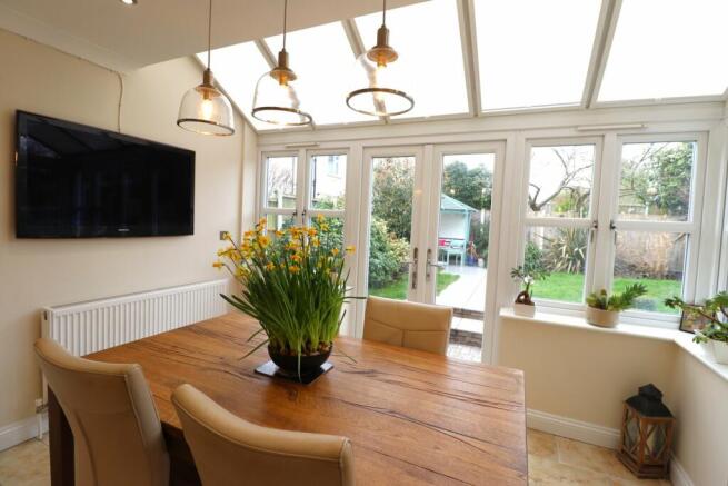 KITCHEN FAMILY ROOM