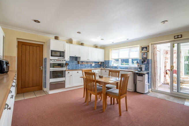 5 bed Detached for sale Image 7