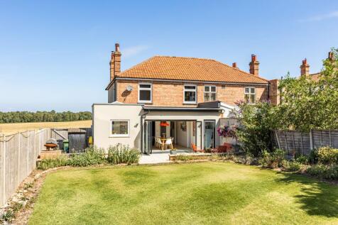 Beautifully Renovated Three bedroom Home in South Wootton