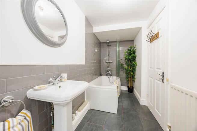 4 bed House for sale Image 10