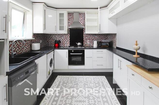 4 bed Terraced to rent Image 5
