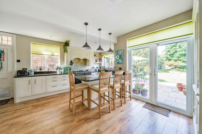 kitchen breakfast area.jpg