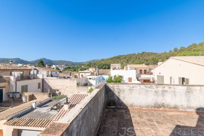 Charming town house with outstanding renovation potential in one of Pollensa's most sought-after locations.