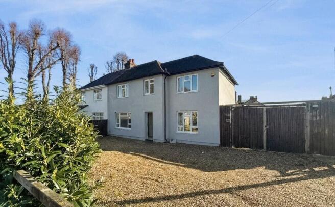 3 bed semi-detached house to rent Haven Close, Si