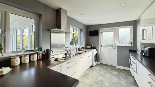 4 bed Detached for sale Image 4