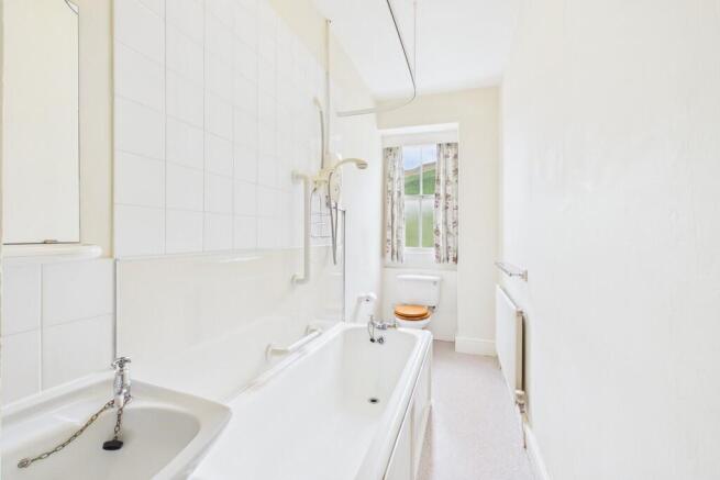 5 bed Semi-Detached for sale Image 7