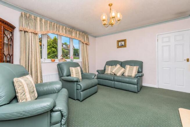 Windsor Drive, Norristhorpe, Liversedge, WF15 photo 4