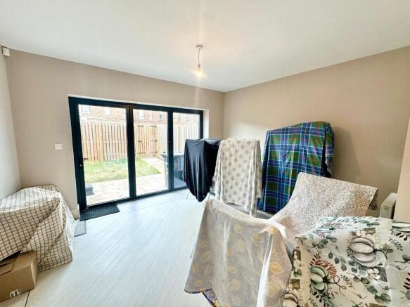 3 bed Terraced to rent Image 4
