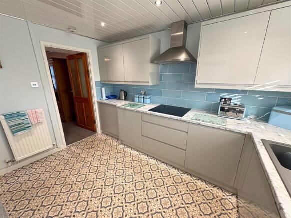 Kitchen c (edit).jpg
