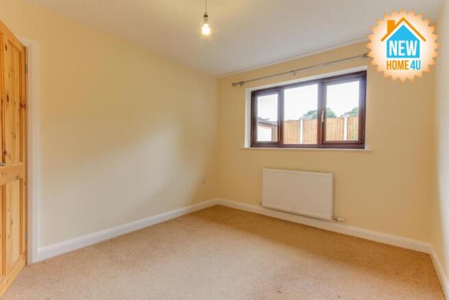 MAIN BEDROOM: