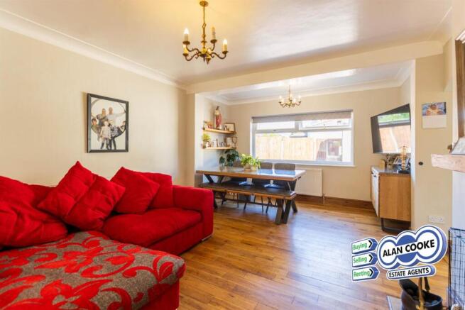 5 bed Detached for sale Image 8