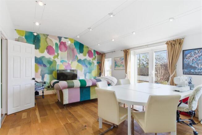 5 bed Detached for sale Image 11