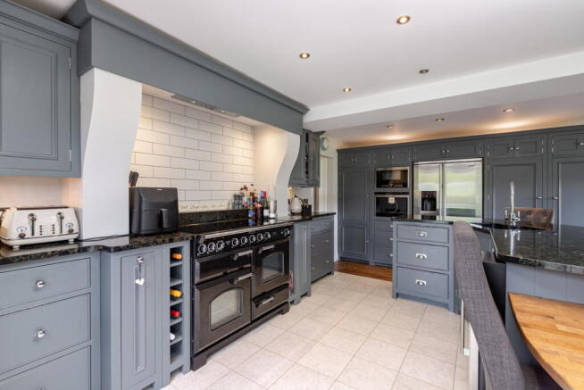 5 bed Detached for sale Image 11